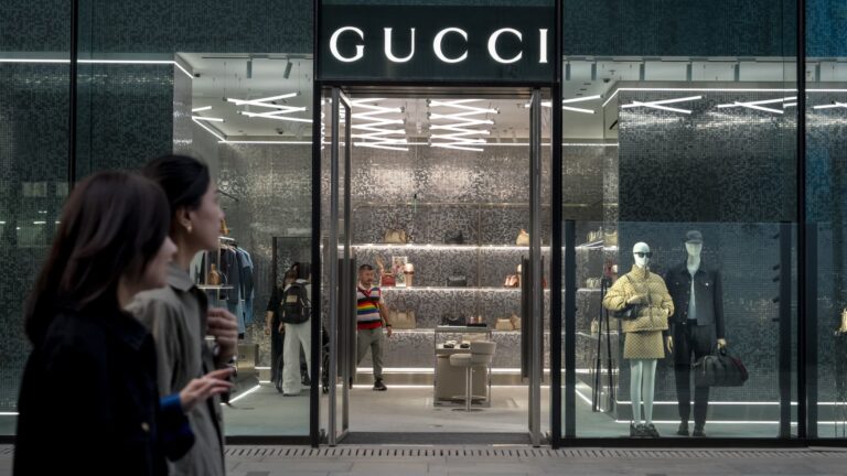 Kering akcie klesajú o 11% po Demna Gvasalia pomenovanej ako umelecký riaditeľ Gucci