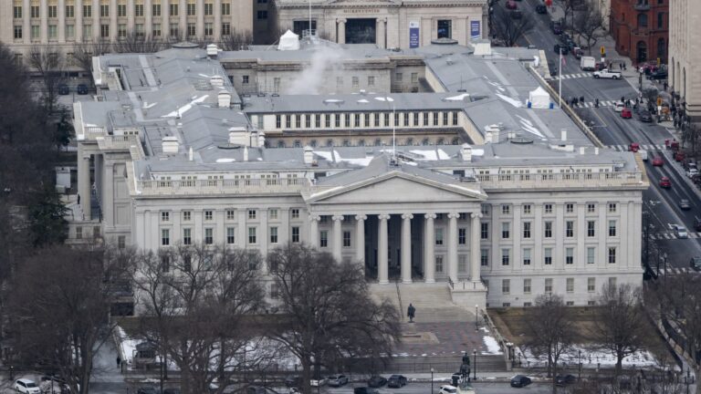 Deficit rozpočtu v USA vzrástol vo februári a odovzdal 1 bilión dolárov za medziročný rekord