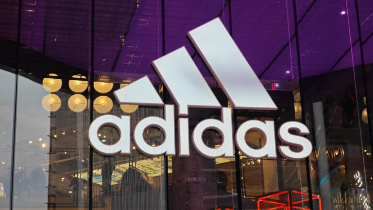 Príjmy Adidas (ADS) Q2 2025