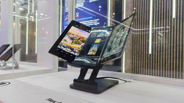 Viac Trifold Smartphones sa objavujú po tom, čo spoločnosť Huawei’s 3 600 dolárov