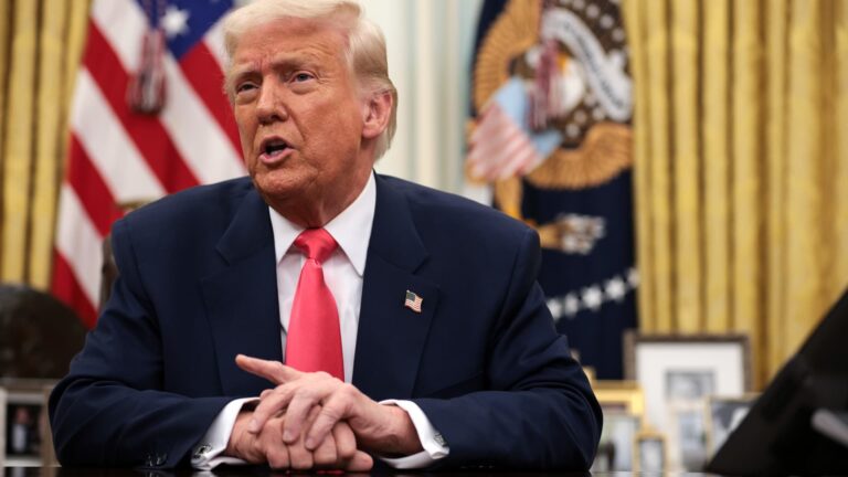 Trump hovorí, že sa ani nepozerá na akciový trh, tarify nás urobia „veľmi silným“