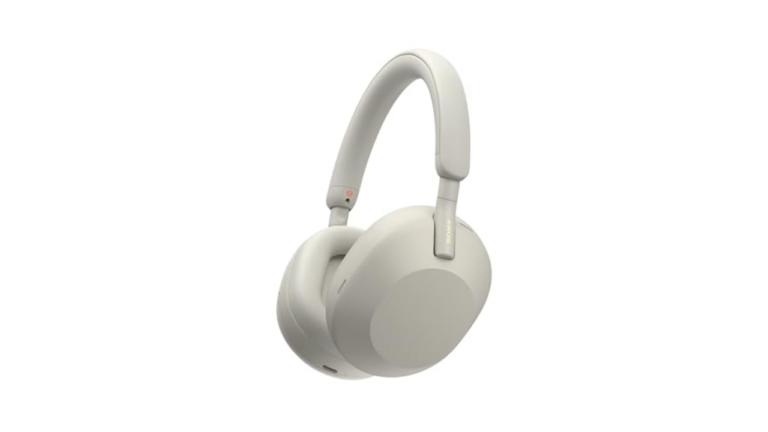 Medzi obchody s jarnými predajmi Amazon patria slúchadlá Sony WH-1000XM5 za 20 percent zľava
