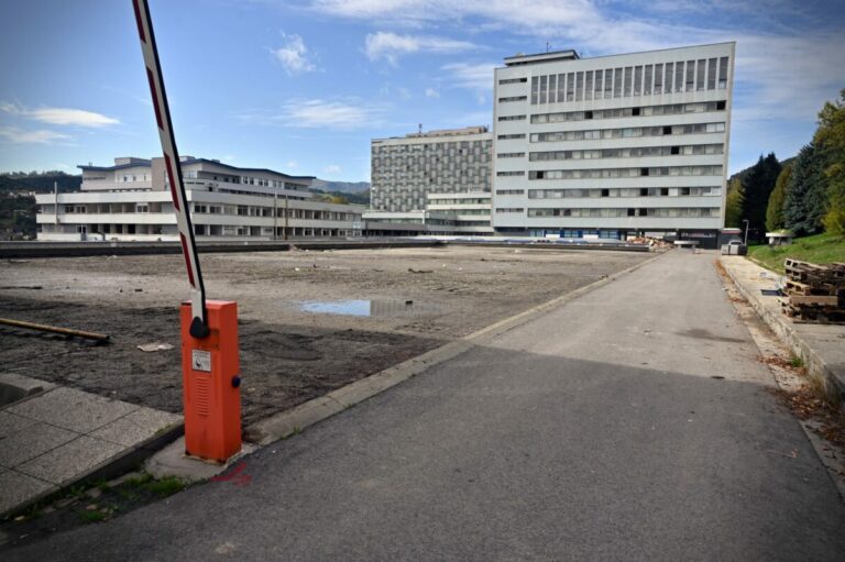 Rooselvetova nemocnica v Banskej Bystrici bude od 1. apríla regulovať vstup na parkovisko v areáli