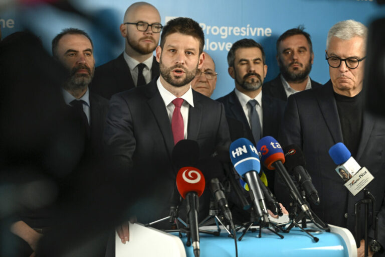 Politici zriadením tlačových súdov získajú VIP služby, bežní ľudia sa stále načakajú, tvrdia progresívci