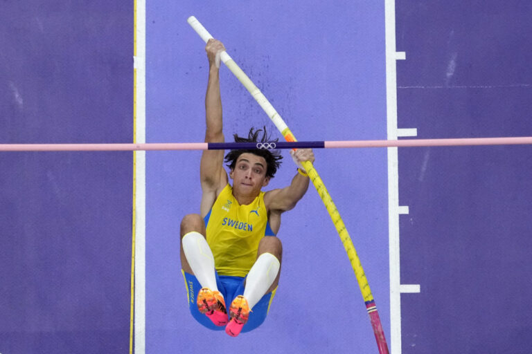 Švédsky olympijský šampión Duplantis opäť prekonal vlastný svetový rekord, hrala mu pri tom jeho pieseň – FOTO, VIDEO