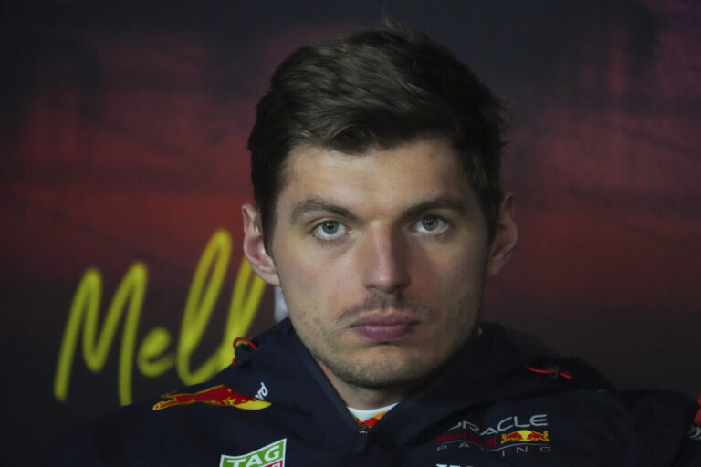 Verstappen po kolízii s Russellom na VC Španielska priznal frustráciu, za incident dostal trest – FOTO