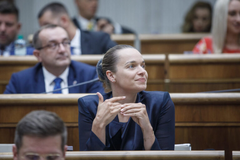 Tabaková skončila na ministerstve športu, Huliak označil jej prácu za trápne a primitívne statusy – VIDEO