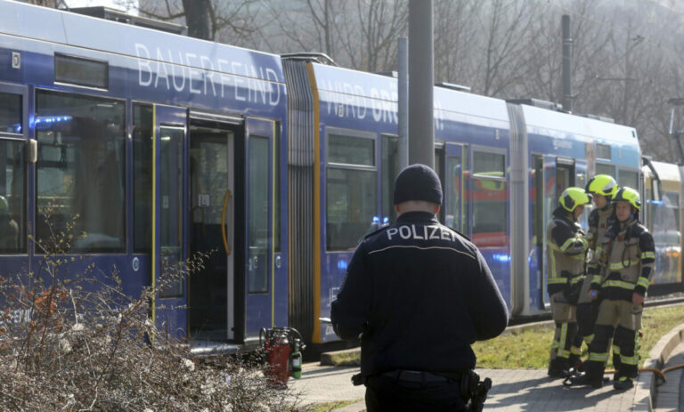 Šok v nemeckom meste Gera, muž polial ženu v električke horľavinou a podpálil ju