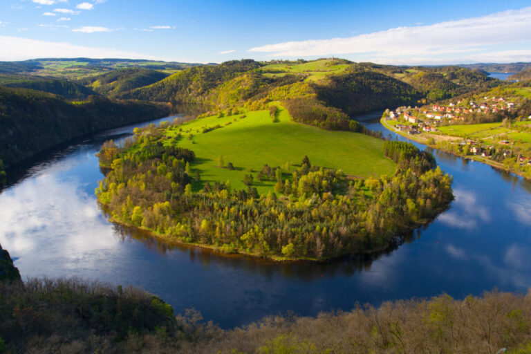 Na vodnej nádrži Štěchovice pri Prahe sa prevrátila loď so siedmimi ľuďmi, jeden muž sa utopil