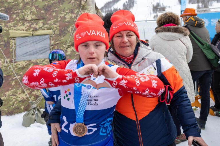 Slzy pre Mišku, medailová žatva a slovenské zlaté Bella Ciao na korčuliach. (BLOG zo Svetových zimných hier Špeciálnych olympiád, 6.deň)