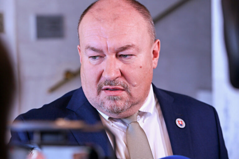 Huliak kritizoval postoj Danka k transakčnej dani, podľa neho sú jeho výhrady len detinské gesto