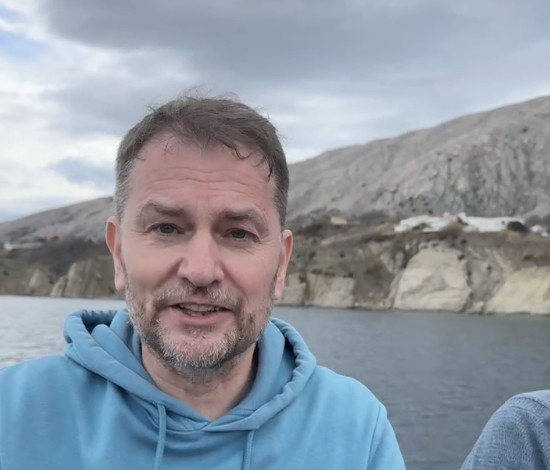 Vládnu nám ľudia, ktorí už nevedia, čo robiť od rozkoše: Matovič ukázal Kaliňákovu vilu – VIDEO