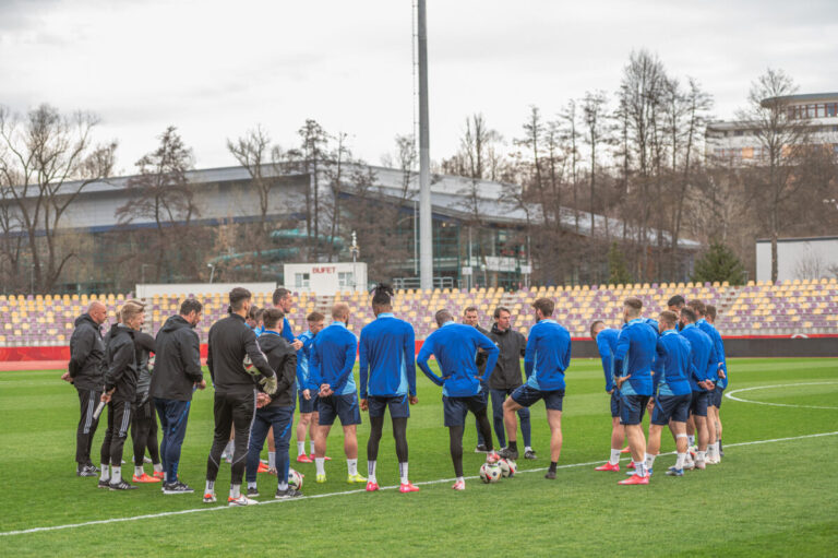 Banská Bystrica prehĺbila krízu. S Trenčínom viedla pri Strakovej premiére 2:0, no i tak nebodovala