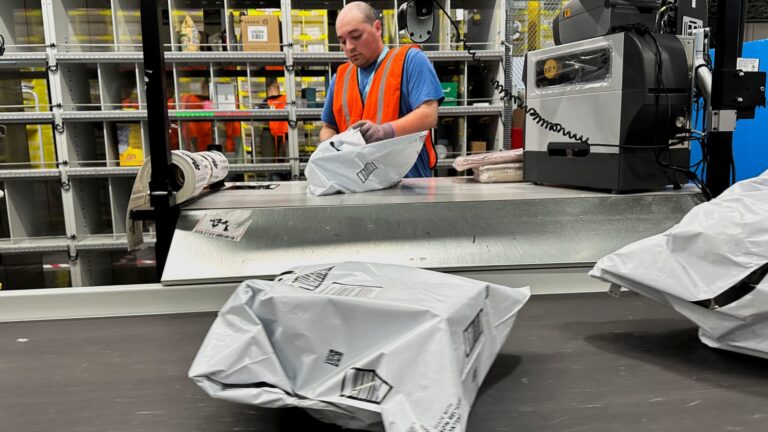 Predajcovia Amazonu zvyšujú ceny tovaru po Trumpových čínskych tarifách