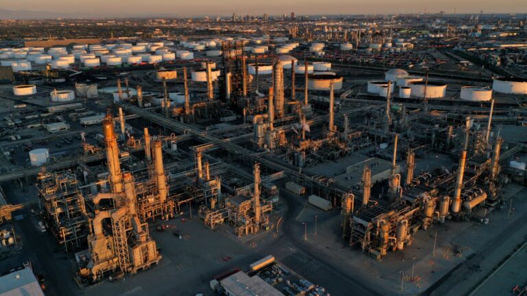 Prečo OPEC+ urýchľuje výrobu ropy ako ceny tanku, tarify zasiahnuté