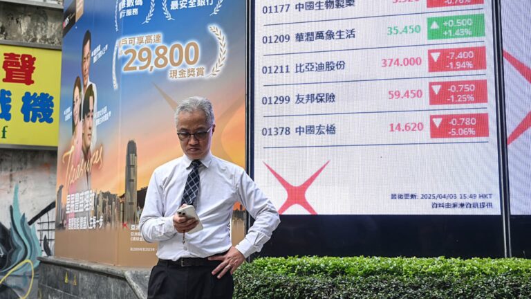 Čína tvrdí, že trh hovoril po Trump Tarifs Spark Stocks Rout