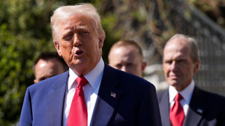 Trump uznal, že môže spôsobiť recesiu, ale podľa WSJ jednoducho nechcel depresiu