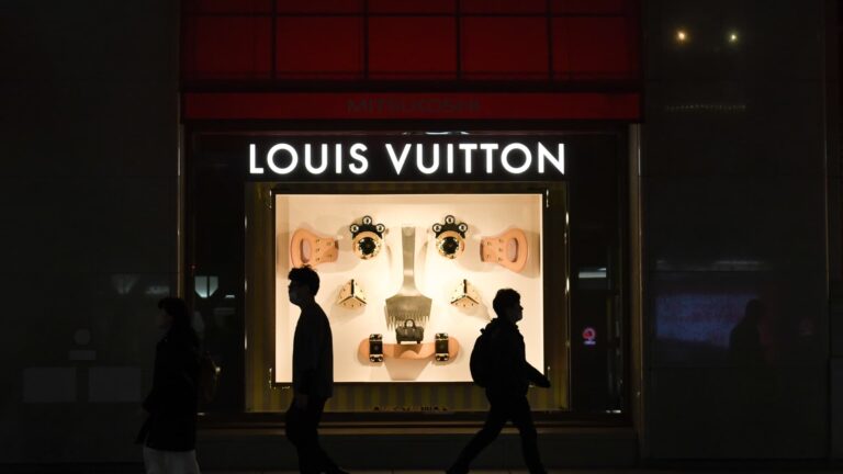 LVMH Plunge sa stane na mieste ako svetové luxusné zásoby po rizike po predaji slečna
