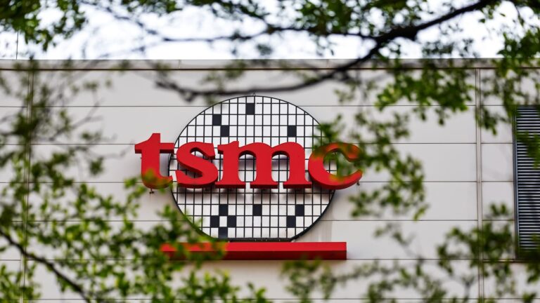 TSMC sa drží s predpoveďou príjmov po odhadoch vrcholov zisku napriek obavám Trump Trade