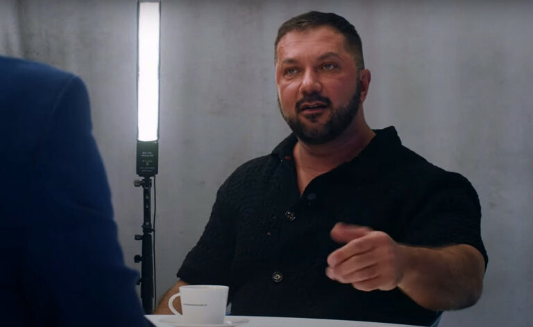Vyhlásenia k politickej situácii už v divadle GUnaGU nečítajú, tvrdí herec Viktor Horján – VIDEO