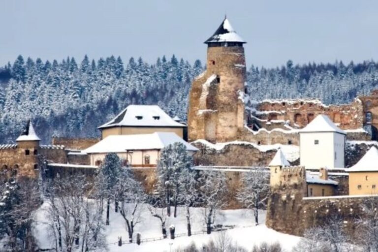 Ľubovniansky hrad aj skanzen zatvorili, prekvapila ich snehová nádielka