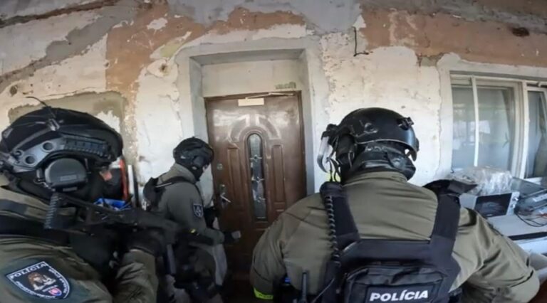 V prípade napadnutia 48-ročného muža v Trnave polícia obvinila päť osôb, medzi útočníkmi je aj mladistvá osoba