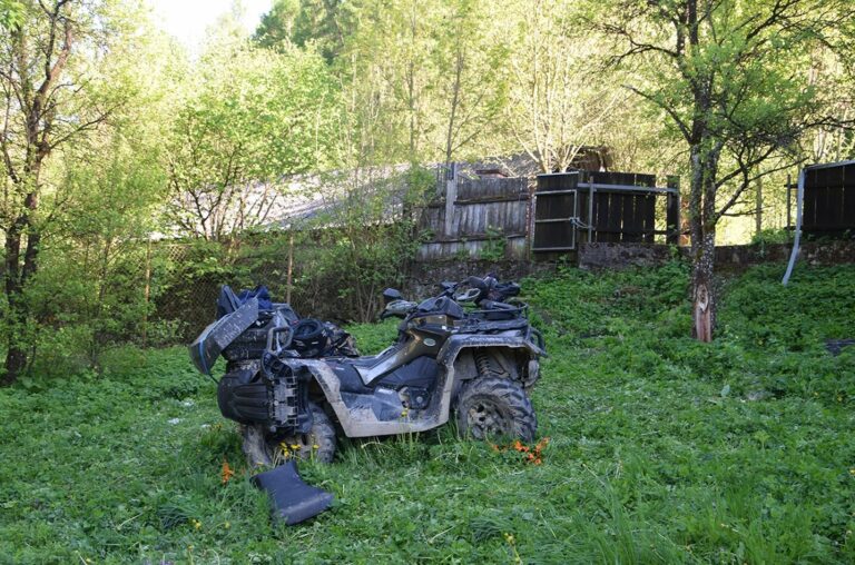 Vodič štvorkolky zišiel v obci Červený Kameň z cesty a prevrátil sa, tragickú nehodu neprežil – FOTO
