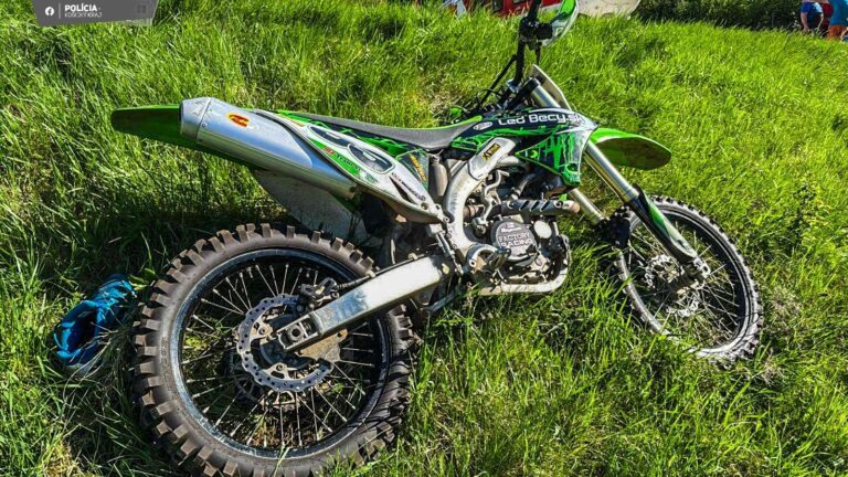 Pri Kečove havaroval motocyklista, zasahovať musel aj vrtuľník
