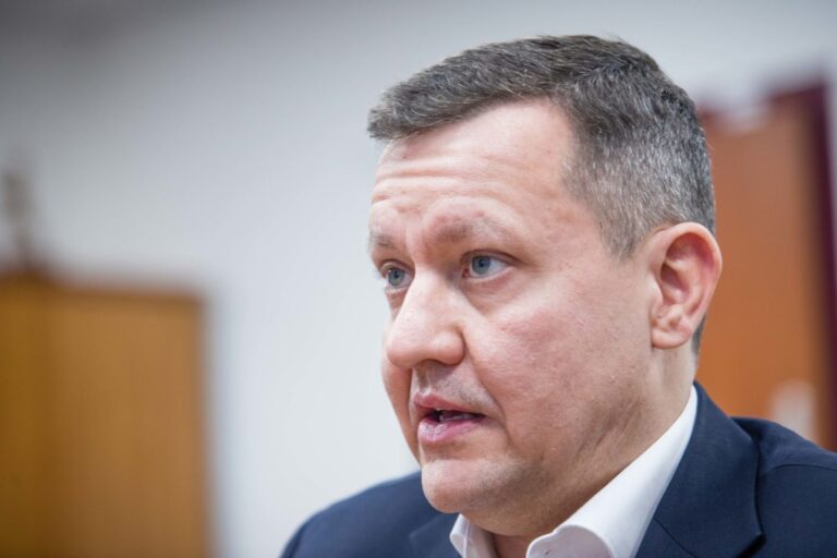 Polícia o polnoci prehľadávala byty Lipšica a Čurillu, anonym sa vyhrážal umiestnením bomby