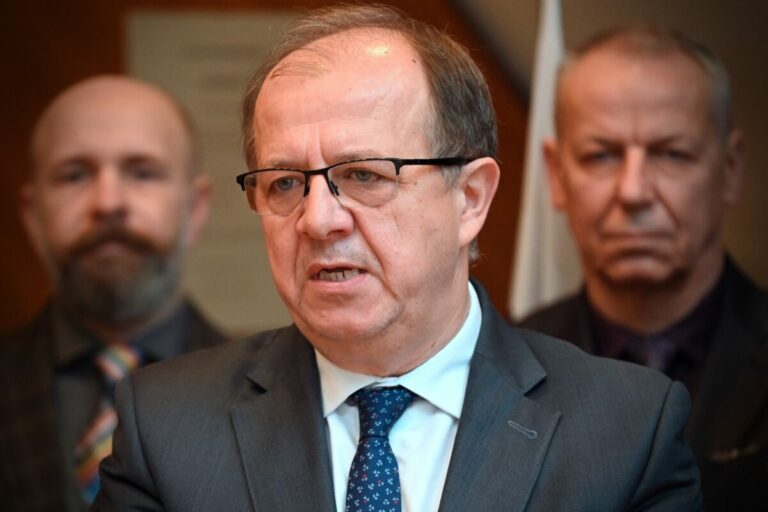 Kolabujúci systém registrácie cudzincov spôsobuje chaos, Únia miest žiada okamžité riešenie