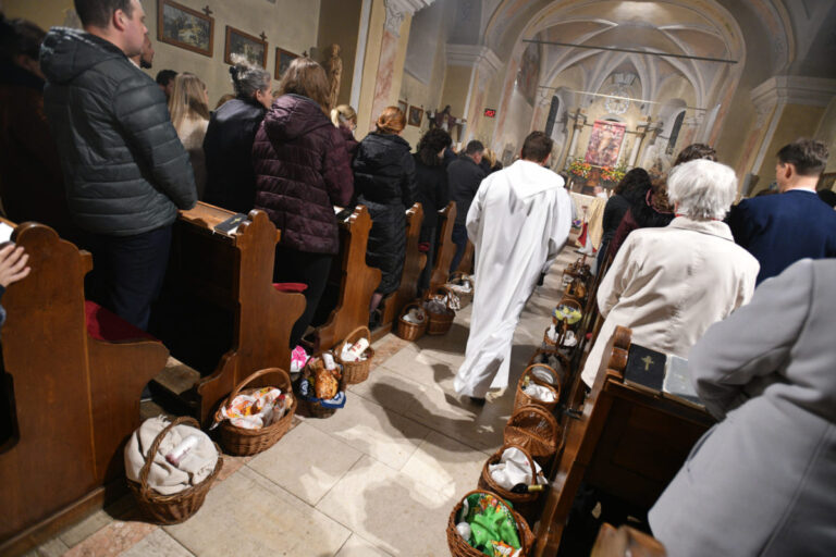 Veľký piatok je deň ukrižovania Ježiša Krista, kresťania sa postia a neslávia eucharistickú obetu