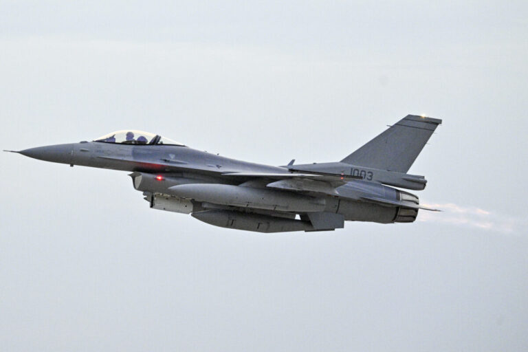 Nečakané rozuzlenie. Za pád omietky v ambulancii na poliklinike v Trnave môže prelet stíhačky F-16 – FOTO