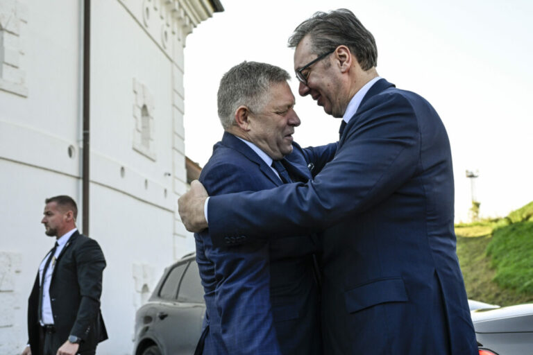 Na podporu srbského prezidenta Vučića sa zhromaždili tisíce ľudí, prevažne dôchodcov