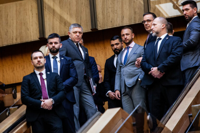 Koalícia navrhla uznesenie parlamentu k protestom, Gašpar varuje pred ich politickým zneužívaním