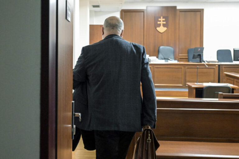 V procese s exsudcom Polkom mal vypovedať svedok, nakoniec čítali jeho výpoveď z prípravného konania