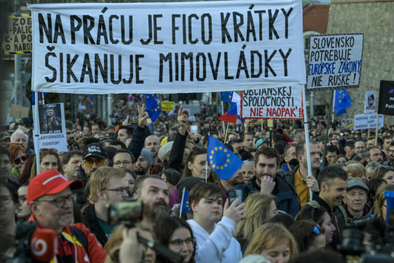 Parlament schválil kontroverzný zákon o mimovládnych organizáciách, nazývaný aj ako ruský zákon