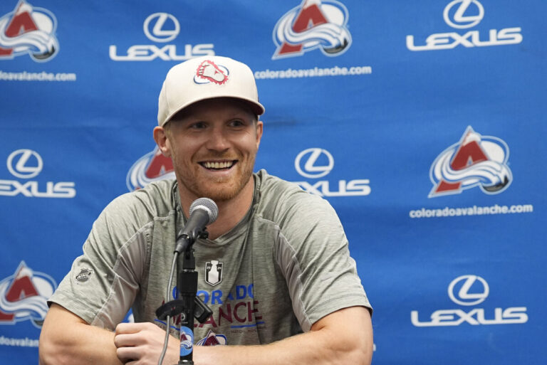 Prešlo vyše tisíc dní od jeho posledného zápasu. Landeskog sa rozohráva v AHL – VIDEO, FOTO