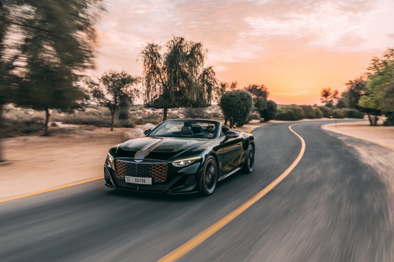 Bentley Batur Convertible má za sebou premiéru. Predstavil sa tam, kde bude slúžiť – VIDEO, FOTO