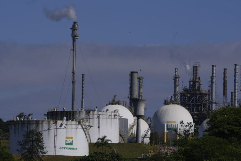 Kartel OPEC zhoršil prognózu rastu dopytu po rope
