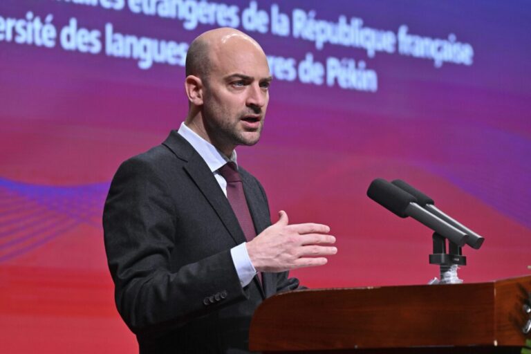 Ak rokovania o iránskom jadrovom programe zlyhajú, podľa Francúzska hrozí vojenská konfrontácia