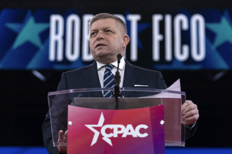 Fico do Spojeného kráľovstva nepocestuje, pred návštevou musel uprednostniť iné stretnutie