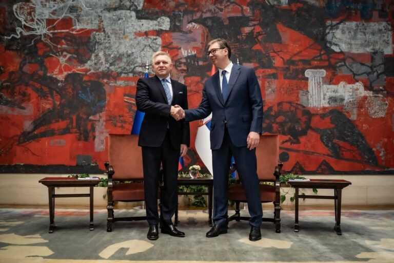 Krajiny EÚ sa nesprávajú demokraticky. Potrebujeme vážnu diskusiu o dianí v Srbsku či na Slovensku, tvrdí Fico – FOTO