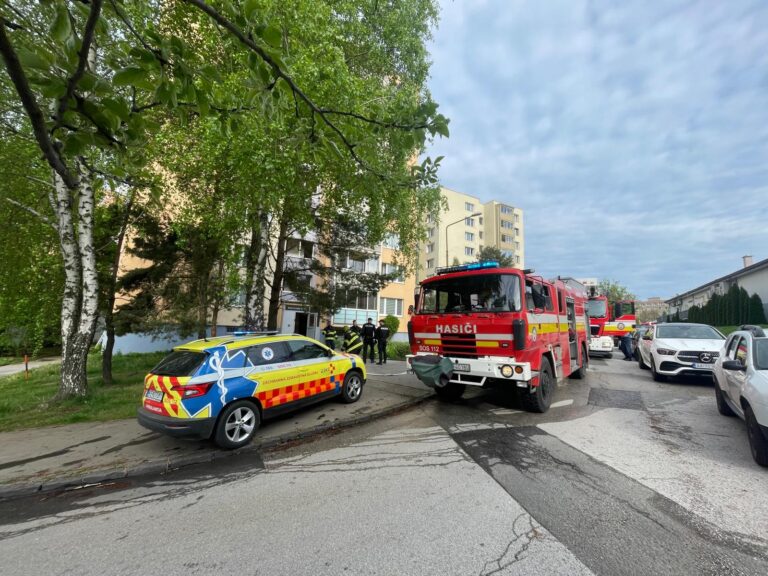 Hasiči zasahovali pri požiari bytu v Košiciach, evakuovať museli desiatky ľudí – FOTO