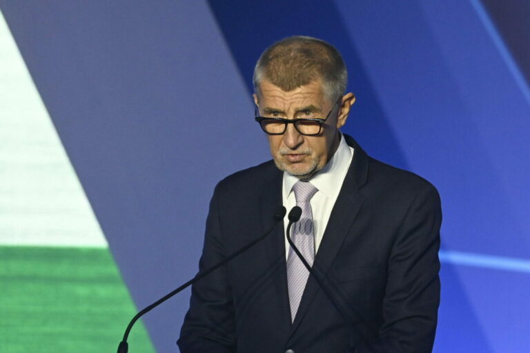 Voľby v Česku by vyhralo hnutie expremiéra Babiša, ale jeho volebné preferencie klesli