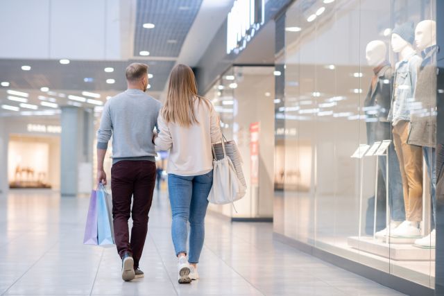 Ženy na Slovensku šetria viac ako muži, tí míňajú menej väčšinou len na tankovanie
