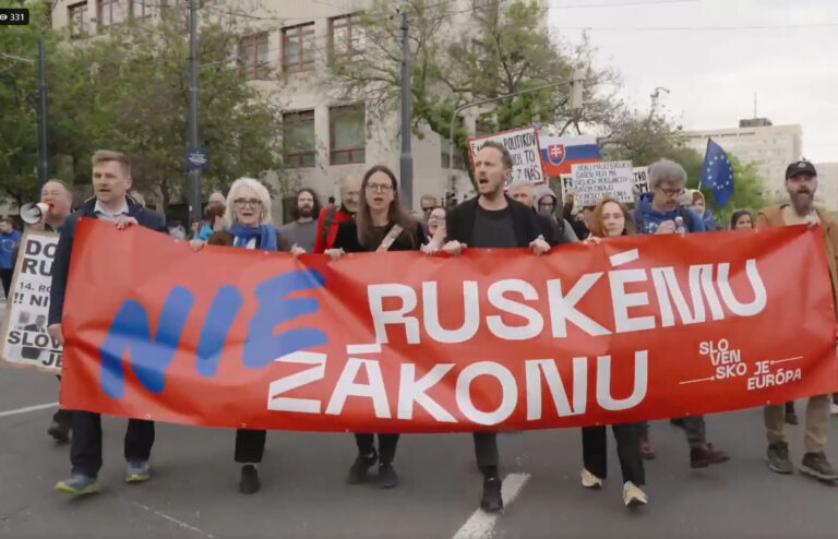 Účastníci zhromaždenia Slovensko je Európa vyzývajú Pellegriniho, aby nepodpísal „ruský zákon“ – VIDEO, FOTO