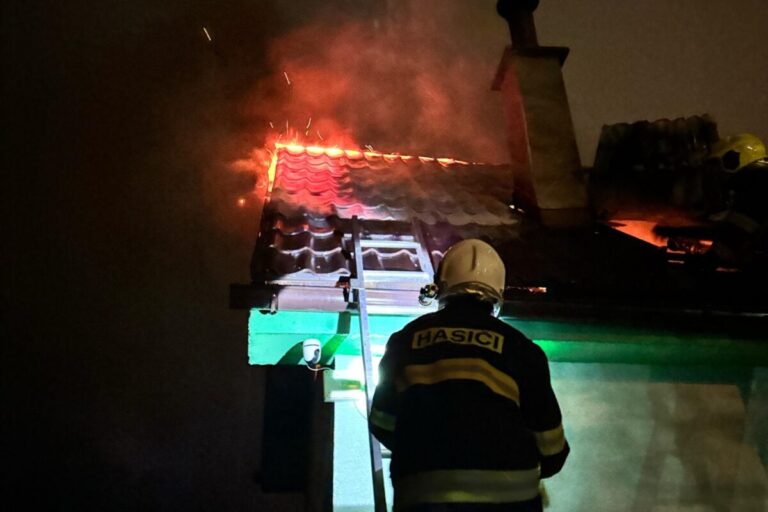 Hasiči v noci zasahovali pri požiari chaty v Trebišove, príčinu vzniku vyšetrujú – FOTO