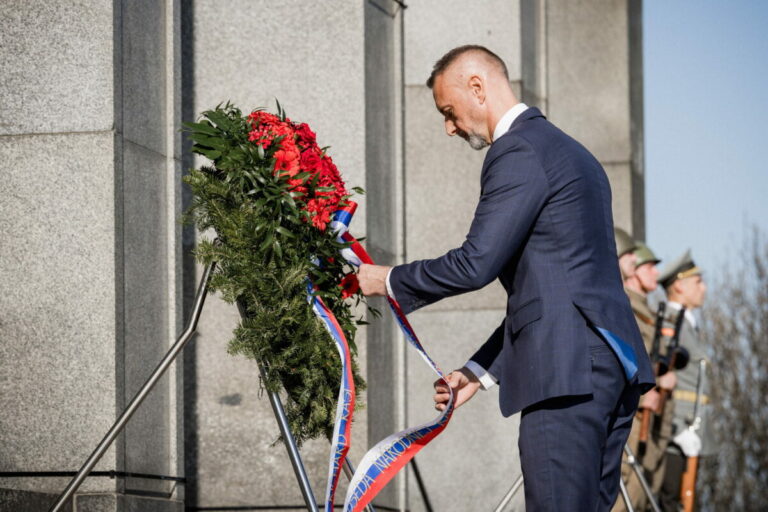 Odkaz hrdinov a obetí fašistických hrôz by nikomu nemal dovoliť prepisovať dejiny, uviedol Raši