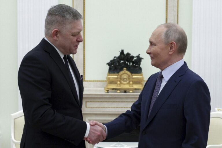 SaS kritizuje Ficovu cestu do Moskvy, pribaliť mu chcú odkazy od Slovákov pre Putina – VIDEO