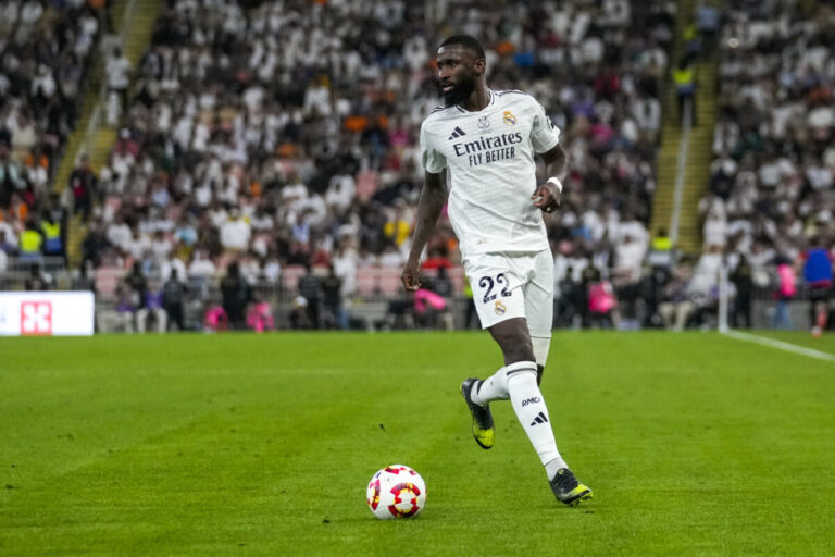 Obrancovi Realu Madrid Rüdigerovi operovali koleno, čaká ho dlhá pauza